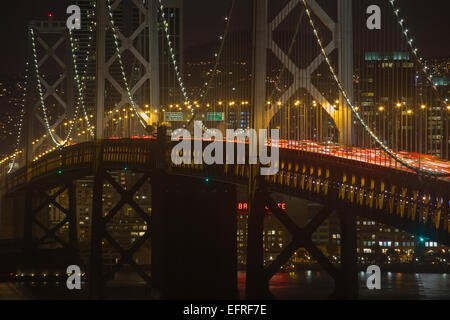 Ora di punta WESTERN Oakland Bay Bridge Yerba Buena Island si affacciano su San Francisco California USA Foto Stock