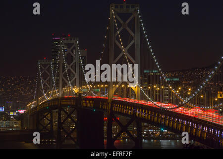 Ora di punta WESTERN Oakland Bay Bridge Yerba Buena Island si affacciano su San Francisco California USA Foto Stock