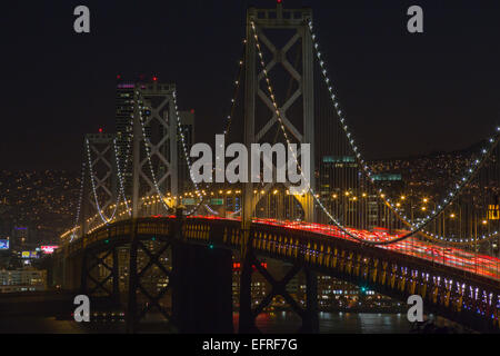 Ora di punta WESTERN Oakland Bay Bridge Yerba Buena Island si affacciano su San Francisco California USA Foto Stock