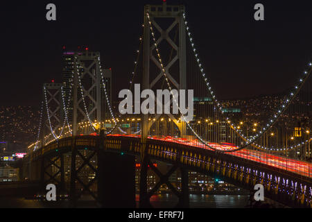 Ora di punta WESTERN Oakland Bay Bridge Yerba Buena Island si affacciano su San Francisco California USA Foto Stock