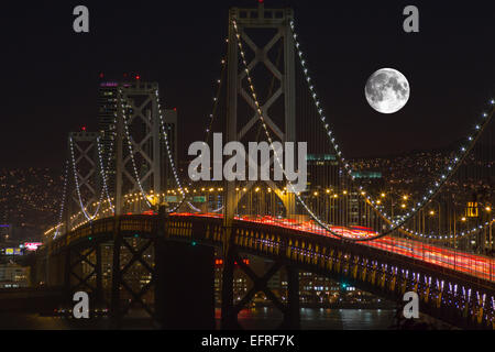 Ora di punta WESTERN Oakland Bay Bridge Yerba Buena Island si affacciano su San Francisco California USA Foto Stock