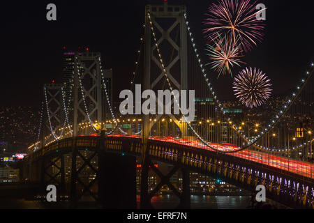 Ora di punta WESTERN Oakland Bay Bridge Yerba Buena Island si affacciano su San Francisco California USA Foto Stock