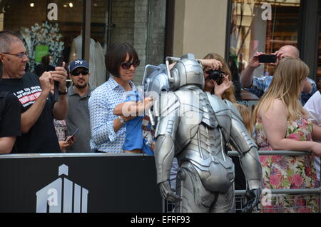 Medico che World Tour - tappeto rosso evento presso il St David's Hall di Cardiff, Galles - Arrivi con: Cyberman,Kid nella maschera Cyberman dove: Cardiff, Regno Unito quando: 07 Ago 2014 Foto Stock