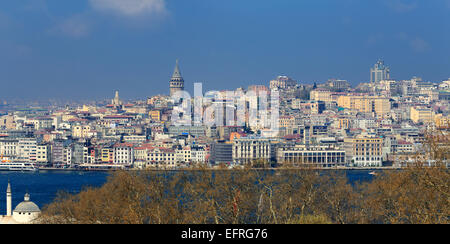 Paesaggio urbano dal Palazzo Topkapi, sul Bosforo, Istanbul, Turchia Foto Stock