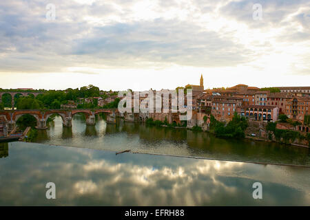Vecchi ponti sul fiume Tarn, Albi, Francia Foto Stock