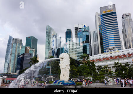 Merlion e edifici ad alta, Singapore Foto Stock