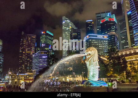 Notte del Merlion e edifici ad alta, Singapore Foto Stock