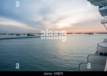 Porto di Singapore con lo skyline della città in background Foto Stock