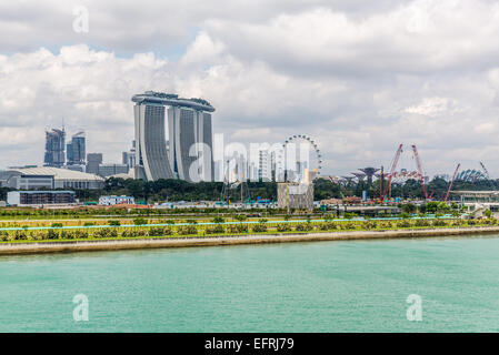 Il Marina Bay Sands e giardini dalla baia complessi turistici in Singapore, visto dal porto di Singapore Foto Stock