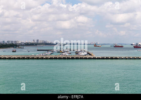 Porto di Singapore con lo skyline della città in background Foto Stock