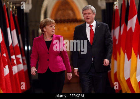 Ottawa, Canada. Il 9 febbraio, 2015. Il cancelliere tedesco Angela Merkel (L) Passeggiate con il Canada il Primo Ministro Stephen Harper giù nella sala d'onore alla Collina del Parlamento di Ottawa in Canada nel Febbraio 9, 2015. Credito: David Kawai/Xinhua/Alamy Live News Foto Stock