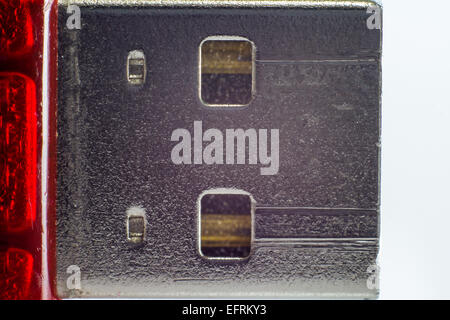 Macro di colpo la spina USB su bianco Foto Stock