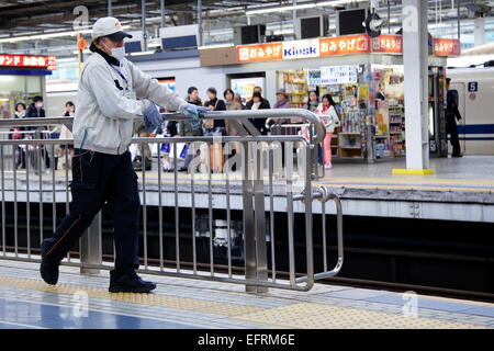 Osaka, JP - 21 Gennaio 2015 : un uomo pulisce le barre di sicurezza alla piattaforma dei treni nella stazione di Shin Osaka. © Rodrigo Reyes Marin/AFLO/Alamy Live News Foto Stock