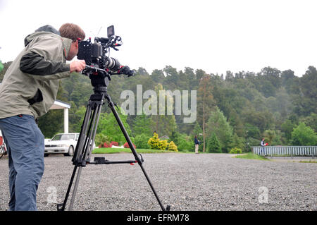 Cameraman e sound recordist al lavoro sul posto le riprese di un documentario in Nuova Zelanda Foto Stock