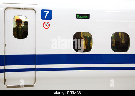 Osaka, JP - 21 Gennaio 2015 : i passeggeri attendere per l'N700 Shinkansen bullet train alla stazione di Shin Osaka. © Rodrigo Reyes Marin/AFLO/Alamy Live News Foto Stock