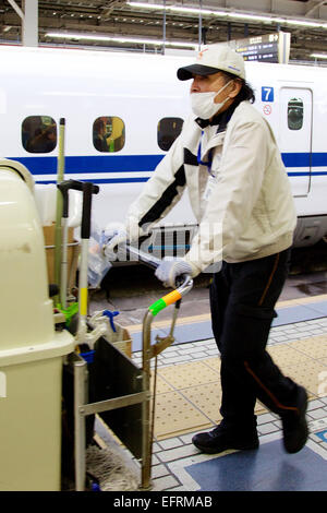 Osaka, JP - 21 Gennaio 2015 : un pulitore spinge un contenitore di rifiuti presso la piattaforma dei treni nella stazione di Shin Osaka. (Foto di Rodrigo Reyes Marin/AFLO) Foto Stock