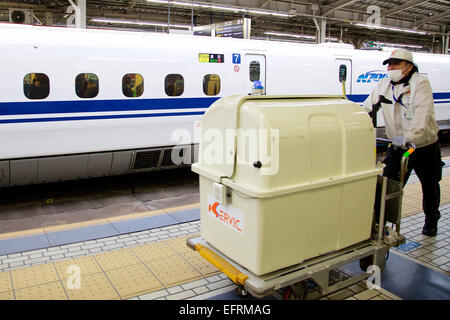 Osaka, JP - 21 Gennaio 2015 : un pulitore spinge un contenitore di rifiuti presso la piattaforma dei treni nella stazione di Shin Osaka. (Foto di Rodrigo Reyes Marin/AFLO) Foto Stock