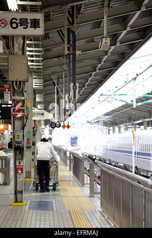 Osaka, JP - 21 Gennaio 2015 : un pulitore spinge un contenitore di rifiuti presso la piattaforma dei treni nella stazione di Shin Osaka. (Foto di Rodrigo Reyes Marin/AFLO) Foto Stock