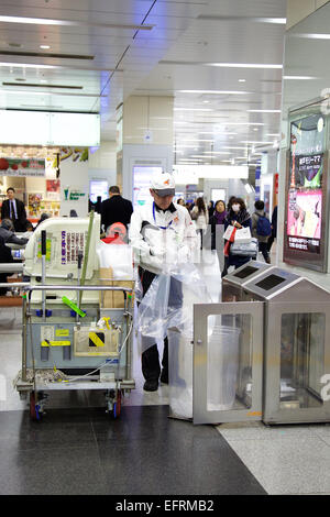 Osaka, JP - 21 Gennaio 2015 : un pulitore cambia i sacchetti di rifiuti alla stazione di Shin Osaka. (Foto di Rodrigo Reyes Marin/AFLO) Foto Stock