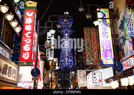 Osaka, JP - 21 Gennaio 2015 : le insegne al neon di ristoranti e Torre Tsutenkaku nel Shinsekai quartiere dello shopping di Osaka, in Giappone. © Rodrigo Reyes Marin/AFLO/Alamy Live News Foto Stock