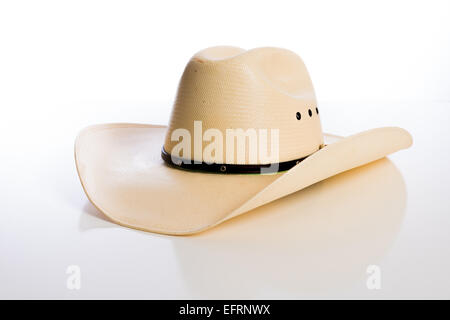 Una paglia cappello da cowboy su sfondo bianco Foto Stock