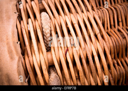 Close up dettaglio artigianale di lavorazione del vimini mongolfiera cestello Foto Stock