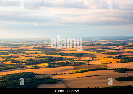 Vista in elevazione dalla mongolfiera sopra i campi rurali, Oxfordshire, Inghilterra Foto Stock