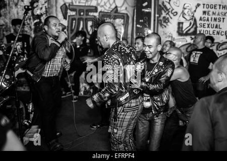 Pelle malese di testa e punks ballare e divertirsi a un concerto punk al Rumah Api Venue In Kuala Lumpur. Foto Stock