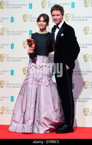 Felicity Jones e Eddie Redmayne presso l'EE British Academy Film Awards presso la Royal Opera House il 8 febbraio 2015 a Londra, Foto Stock