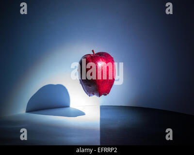 Riflettori puntati su un singolo rosso la levitazione di Apple Foto Stock