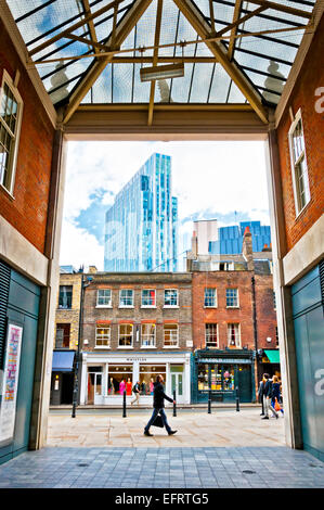 London, Regno Unito - 14 Aprile 2013: architettonico contrasti urbano in Spitalfields Market area, Shoreditch district, Londra, Foto Stock