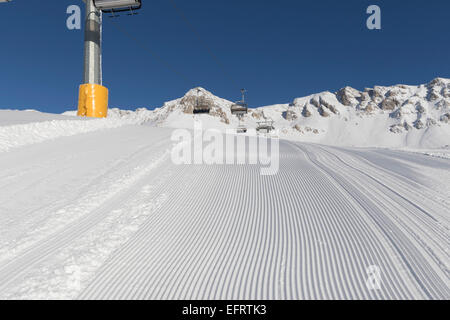 Sfondo di sci - neve fresca sulla pista da sci nelle Dolomiti Foto Stock