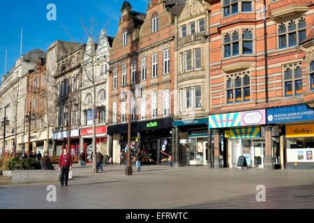 Negozi di Nottingham la vecchia piazza del mercato England Regno Unito Foto Stock