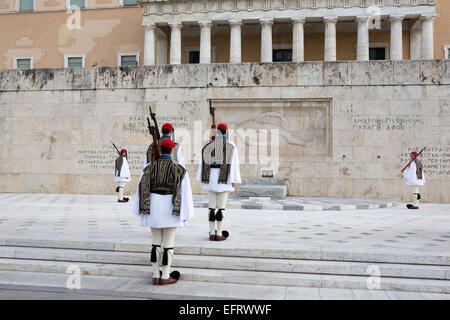 Piazza Syntagma, il parlamento greco, modifica delle protezioni, Atene, Attica, Grecia Foto Stock