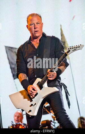 James Hetfield dei Metallica eseguendo sulla fase della piramide a Glastonbury Giugno 2014 Foto Stock