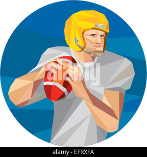 Basso Stile del poligono illustrazione di un american football gridiron quarterback giocatore in possesso palla affacciato lato impostato all'interno del cerchio su sfondo isolato. Foto Stock