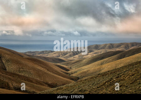 Vista sulle aspre colline di Fuerteventura Foto Stock