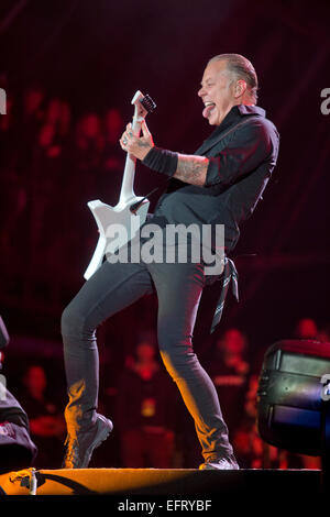 James Hetfield dei Metallica eseguendo sulla fase della piramide a Glastonbury Giugno 2014 Foto Stock