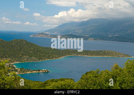 Montagne verdi sono circondati con mare blu. Foto Stock