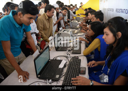 Dacca in Bangladesh. 10 Febbraio, 2015. Popolo del Bangladesh visita il mondo digitale mostra a Dhaka, nel Bangladesh, il 10 febbraio, 2015. Il mondo digitale mostra dura dal febbraio 9 febbraio al 12. Credito: Shariful Islam/Xinhua/Alamy Live News Foto Stock