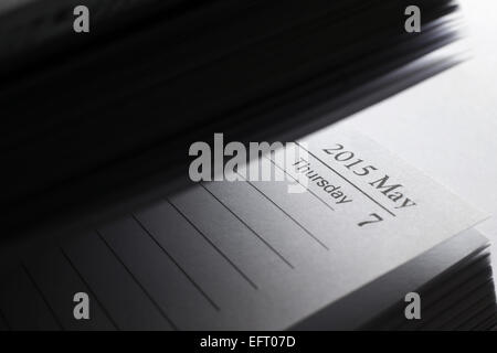 Un diario che mostra la pagina della data delle prossime elezioni generali britanniche. Foto Stock