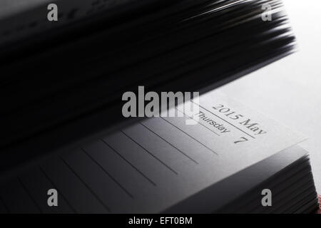 Un diario che mostra la pagina della data delle prossime elezioni generali britanniche. Foto Stock