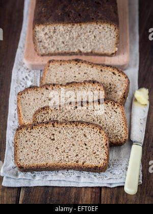 In casa tutta la granella di pasta acida di segale il pane tagliato a fette. Foto Stock