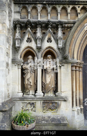 Chiesa di San Giovanni Battista statue in pietra ornate, Frome. Somerset, Inghilterra, Regno Unito Foto Stock