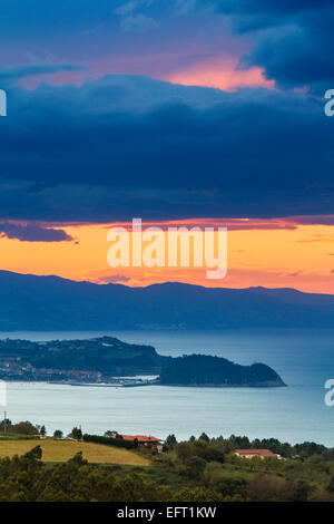 Tramonto a Getaria vista dal Monte Igeldo, Gipuzkoa, Paese Basco. Foto Stock