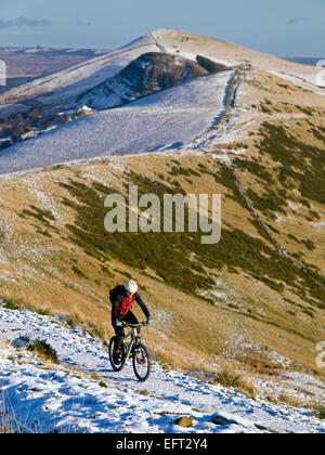 Un mountain biker per il "Grande Ridge" tra Mam Tor e perdere la collina nel Parco Nazionale di Peak District in inverno Foto Stock
