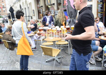 Degustazione di birra in uno dei vivaci bar nel centro storico di Bruxelles Foto Stock