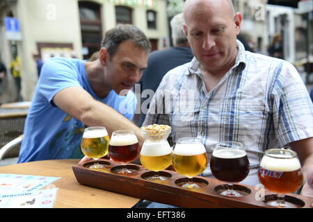 Degustazione di birra in uno dei vivaci bar nel centro storico di Bruxelles Foto Stock