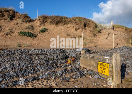 Gabbione le difese del mare sulla South Devon Coast Foto Stock