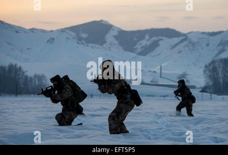 Degli Altai, della Cina di Xinjiang Uygur Regione autonoma. Il 9 febbraio, 2015. I soldati di frontiera degli Altai forza di polizia di partecipare in un clima freddo la formazione in città Koktokay, prefettura degli Altai, a nord-ovest della Cina di Xinjiang Uygur Regione autonoma, Febbraio 9, 2015. Koktokay la temperatura medie invernali a meno 30 gradi Celsius. Credito: Jiang Wenyao/Xinhua/Alamy Live News Foto Stock